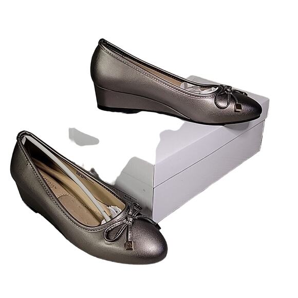 Salon Studio Metallic Pewter Wedge Slip On Bow Toe Shoes Womens 8W NEW - Picture 1 of 13